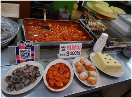 어릴 적 추억의 맛을 즐길 수 있는 모두랑 분식. 한국간편결제진흥원 제공